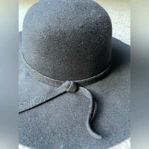 Black large brim hat